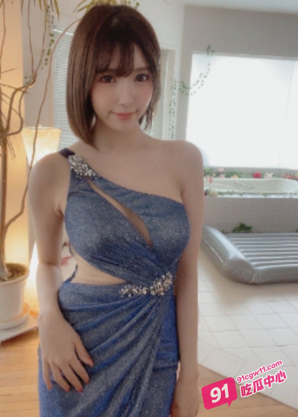 深夜撸片推荐～短发妹乘坐地铁被痴汉摸逼骚扰 触发骚女隐藏按钮主动在公厕求操！ 配图