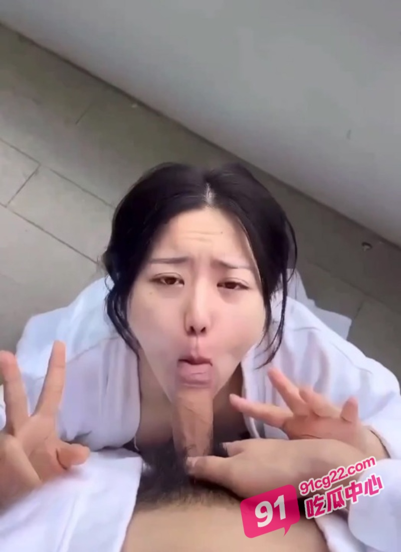 “饿了不吃饭 只给吃精液”户外爆射吞精小母狗！ 配图2