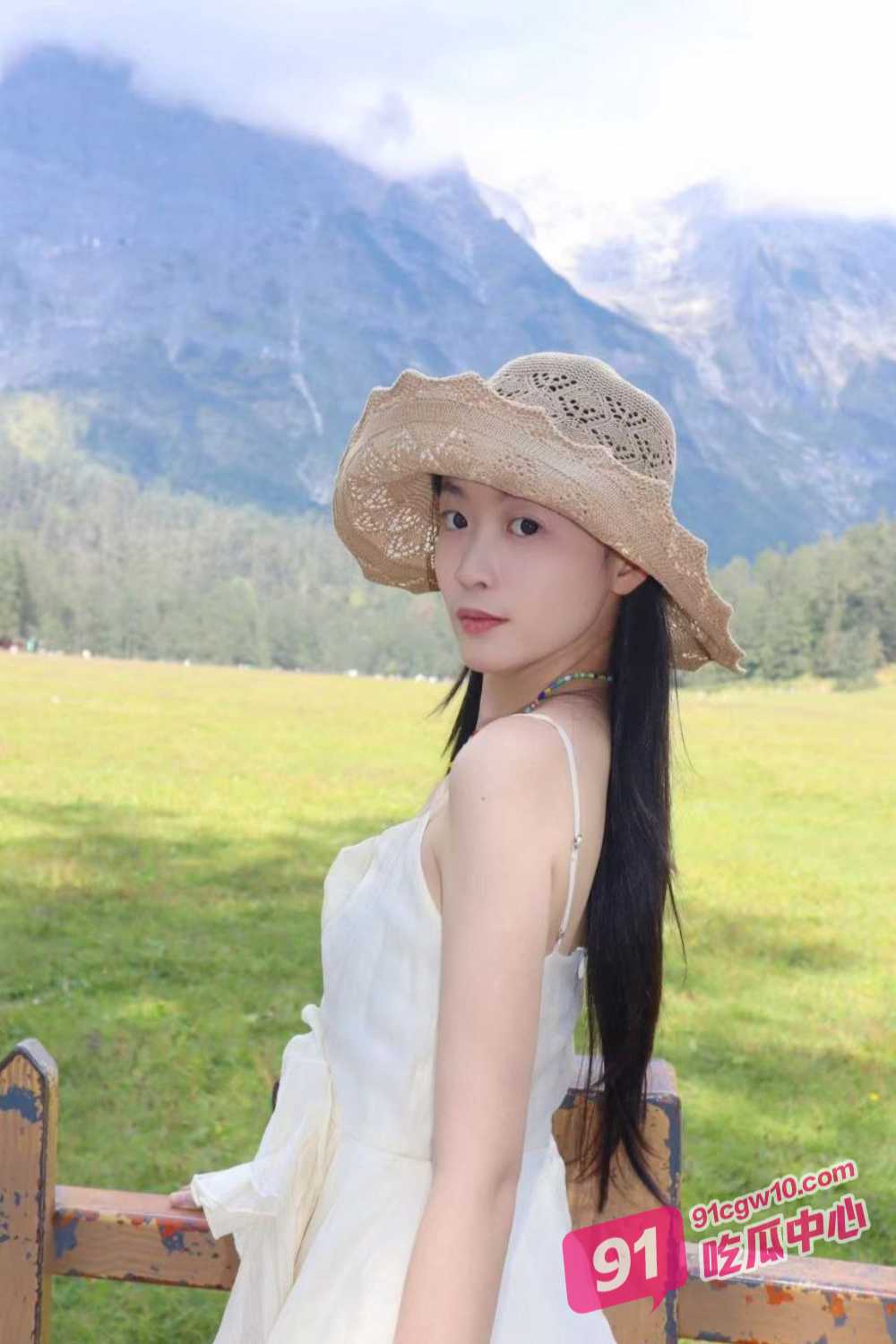 抖音网红奶泡泡儿被榜一大佬重金约出 酒店忘情含屌淫穴极限榨精 配图