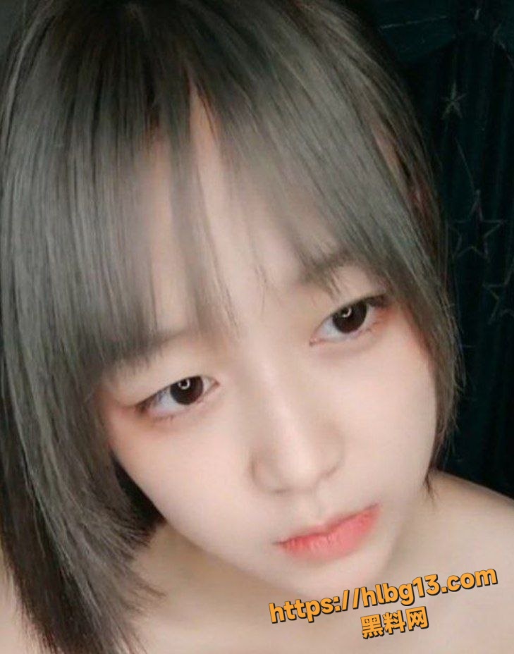 清纯系天花板 全套护士情趣装没穿内裤 张开双腿自摸粉穴 揉捏贫乳小奶子 非常粉嫩很是诱惑！
