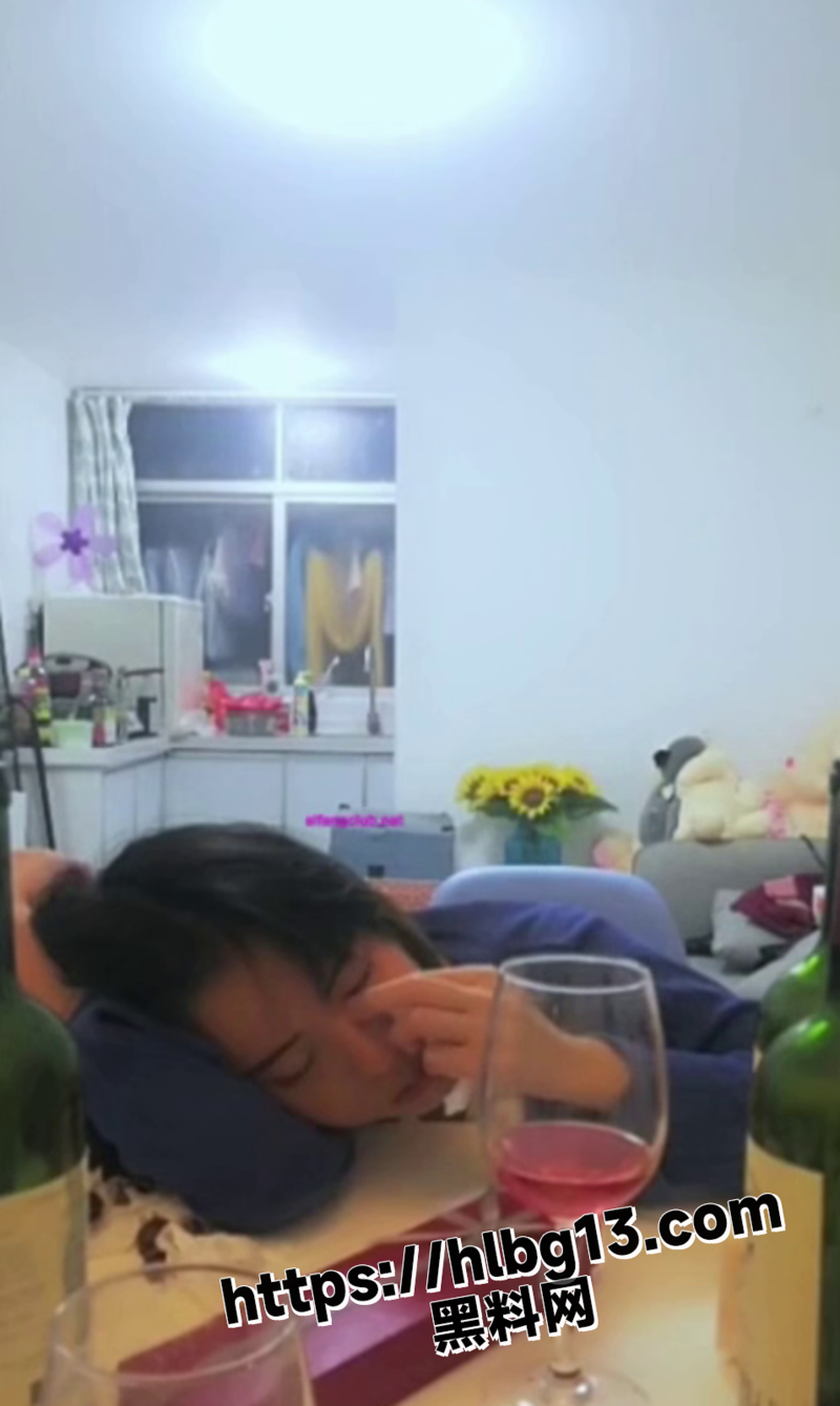 迷奸大神下药迷晕清纯学生妹 长腿白嫩美乳坚挺 按头爆操模样犹如泄欲工具！