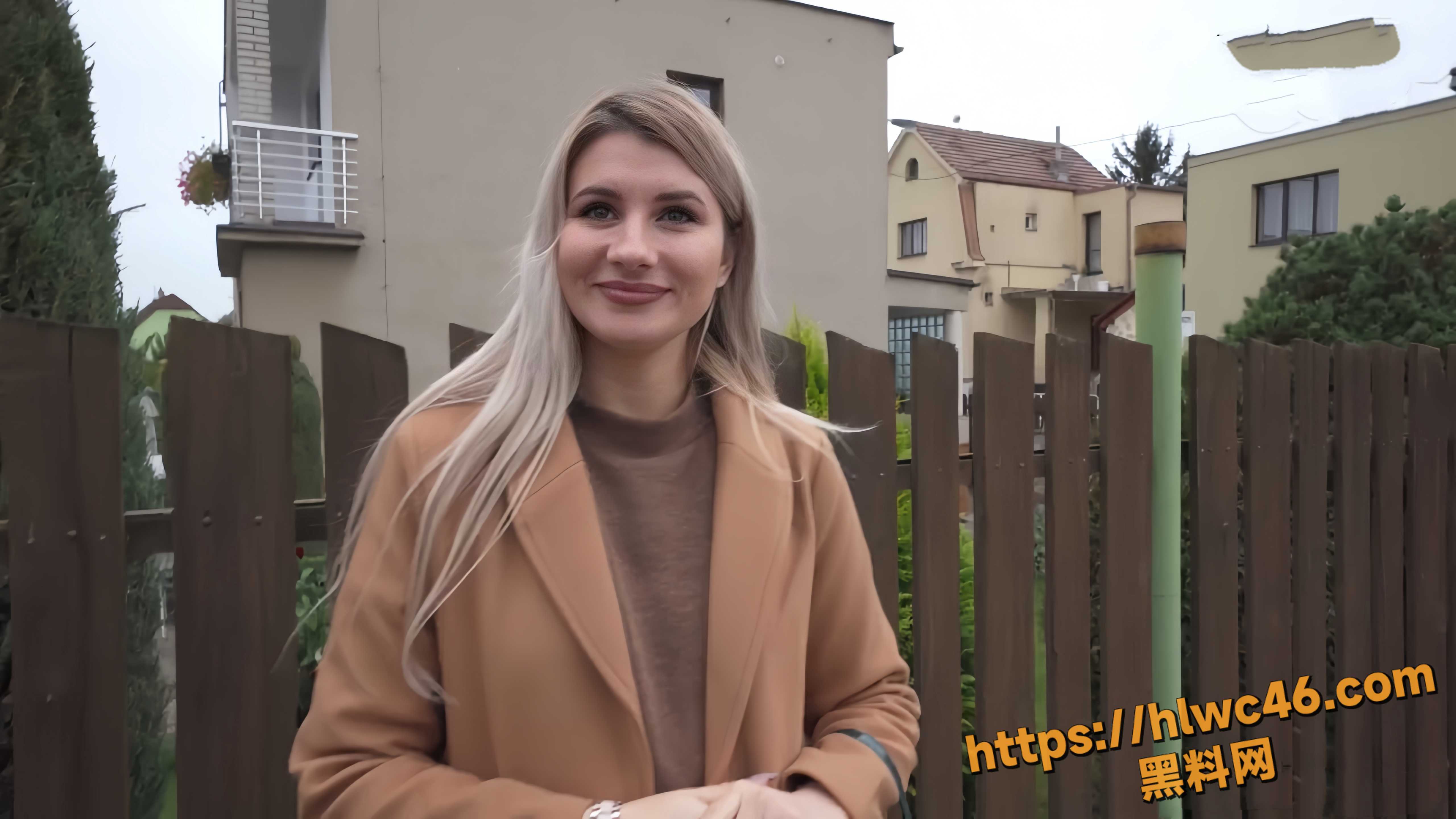 捷克街头搭讪 钞能力征服金发美女 主动掀衣露胸 跪地深喉口交含屌