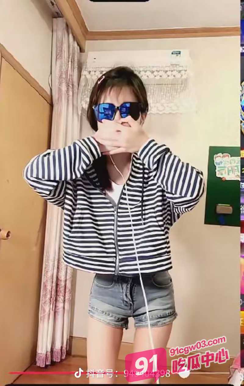独家曝光抖音cf媛崽 抖音乖乖女x上反差视频 只要给钱到位即可接线下！ 配图14