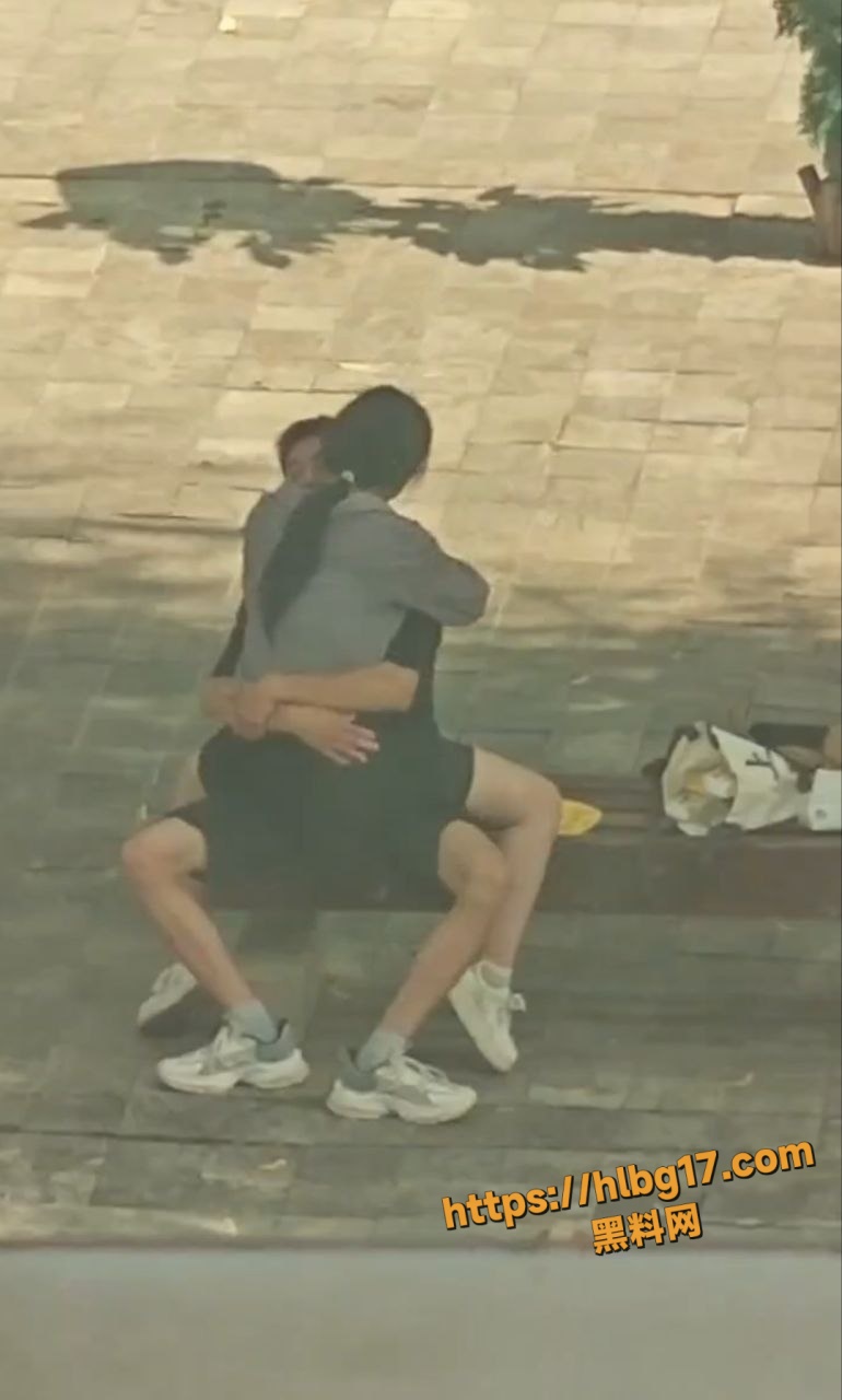 小情侣在长椅上亲密 男的手在干嘛啊 又是揉胸 又是抠逼的 没钱开房吗？