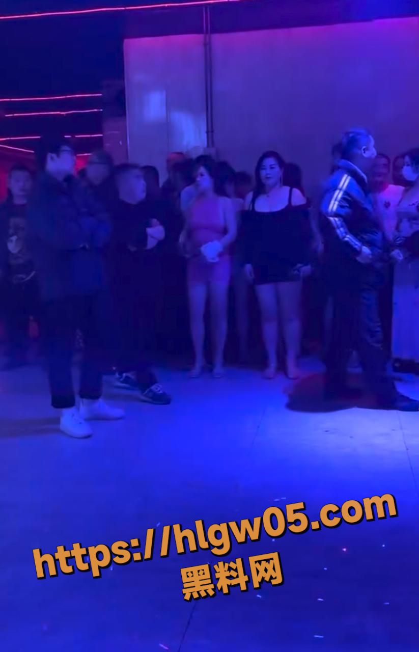中国夜生活巅峰之作，砂舞舞厅以其大胆刺激闻名，舞女允许摸奶抠逼，莎莎舞中淫乱气氛浓厚!