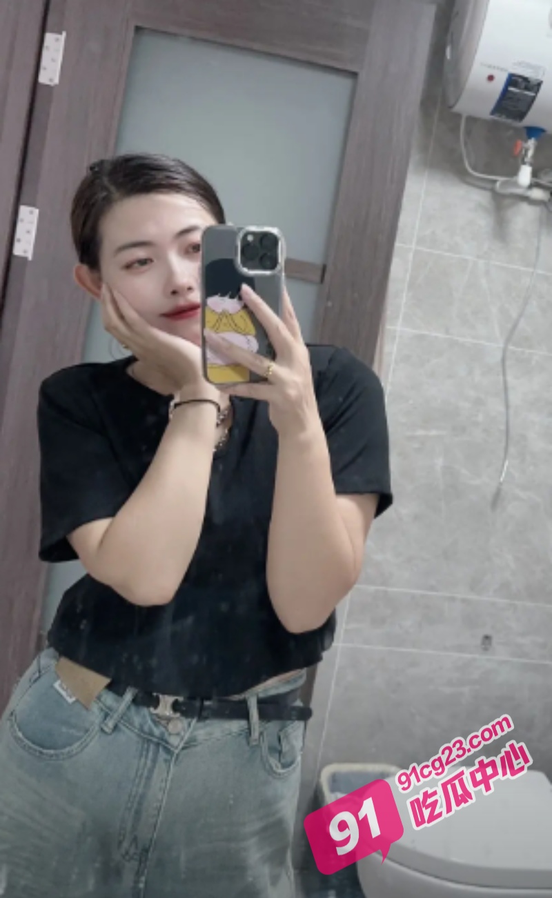 下雨天邂逅美女同事 送女同事回家竟被撩 狭小的空间也挡不住少妇的热情！ 配图3