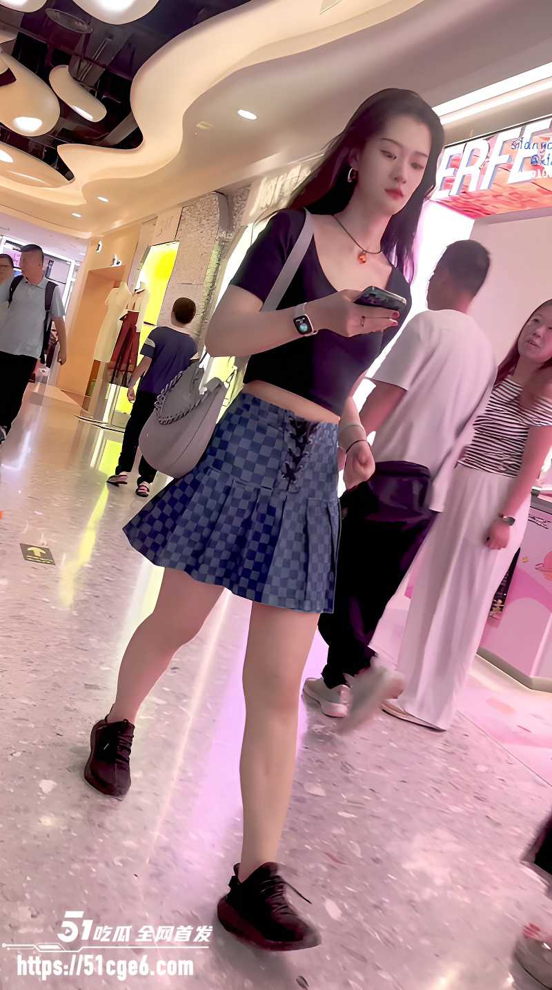 偷拍大神抄底靓女和闺蜜逛街 短裙露出红色骚内 逼缝露出夹紧诱惑