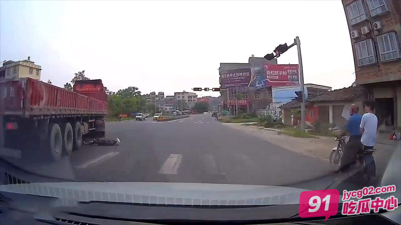 又是视野盲区？大货车碾轧之后径直开走 惨状吓蒙路人！ 配图3