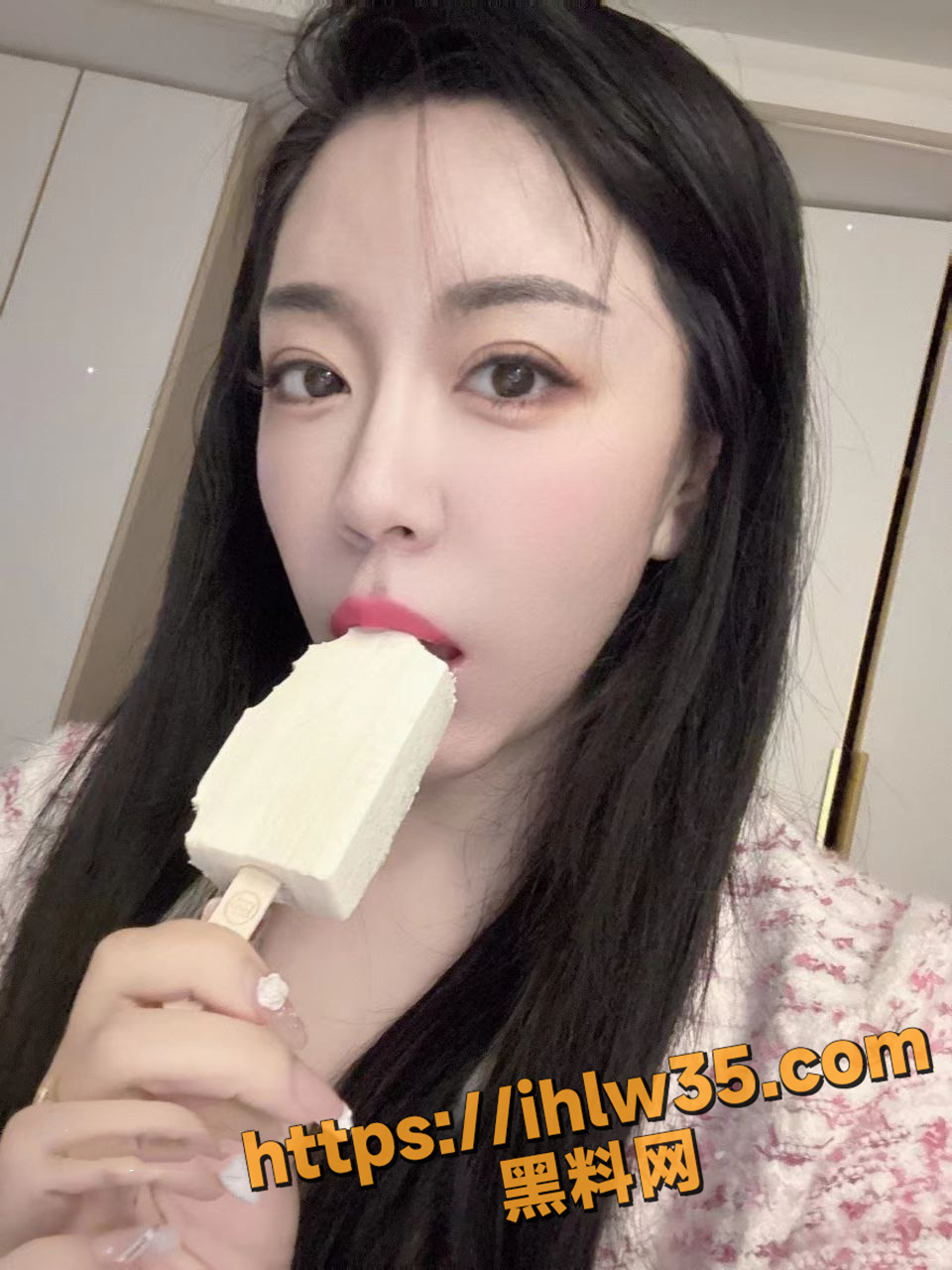 上海静安高颜值真实母女共同服侍，妈妈40岁，原少儿节目主持人，女儿20岁，专业舞蹈生，兄弟们选哪个？