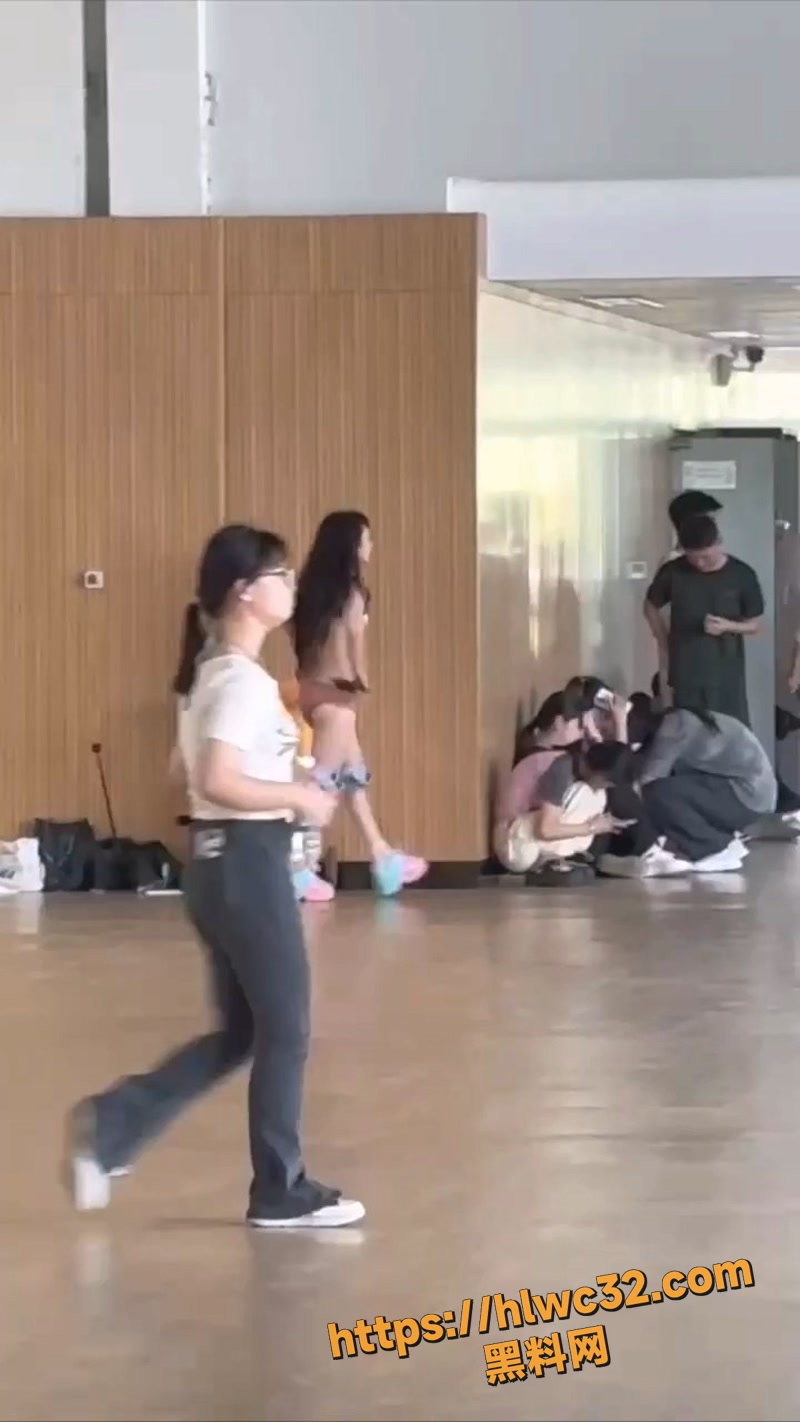 荆州职院体育馆女子下身全裸狂走 其原因是报复大学体育生骗财骗色