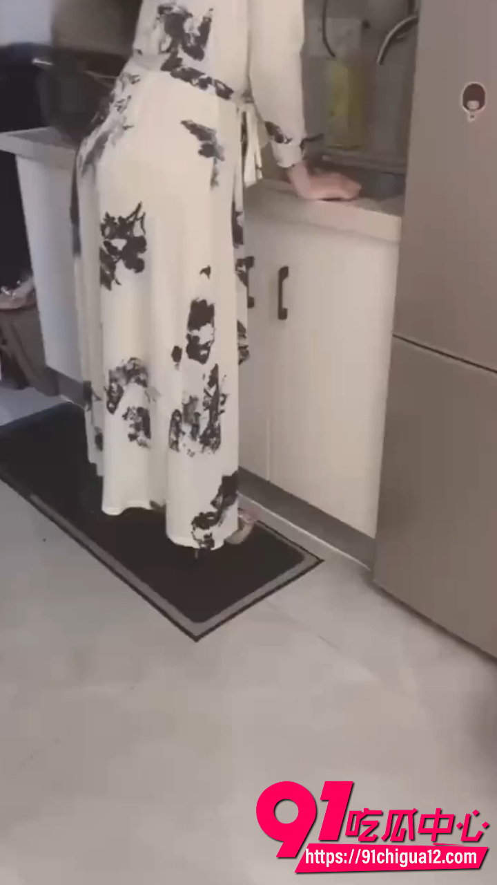 推特极品人妻厨房勾引邻居1 推特极品人妻厨房勾引邻居1