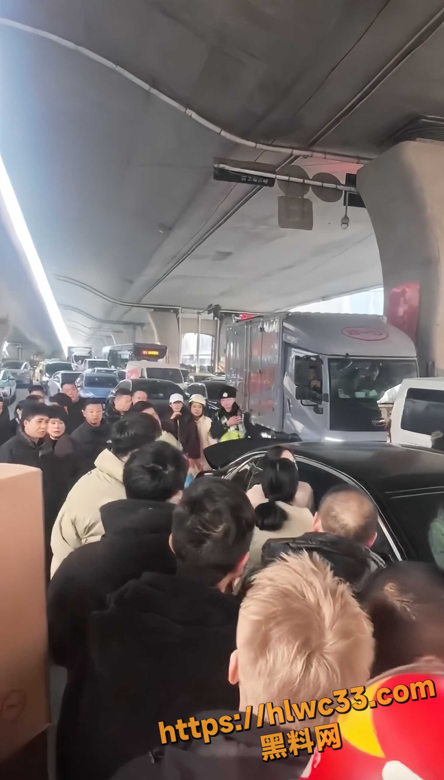 郑州街头惊现大型捉奸现场 丈夫当众护小三 原配绝望到崩溃