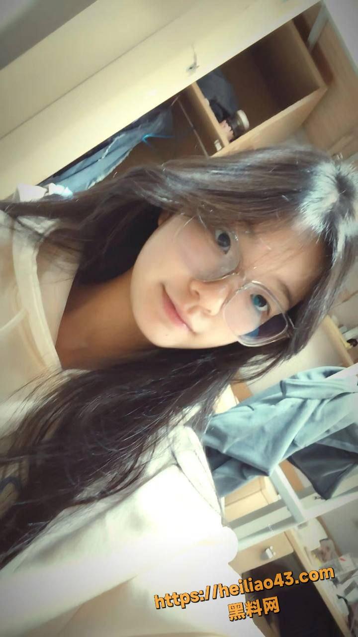 高颜值女大学生眼镜妹 莹莹 骚逼嫩穴挑逗诱惑 情欲撩拨疯狂浪叫！