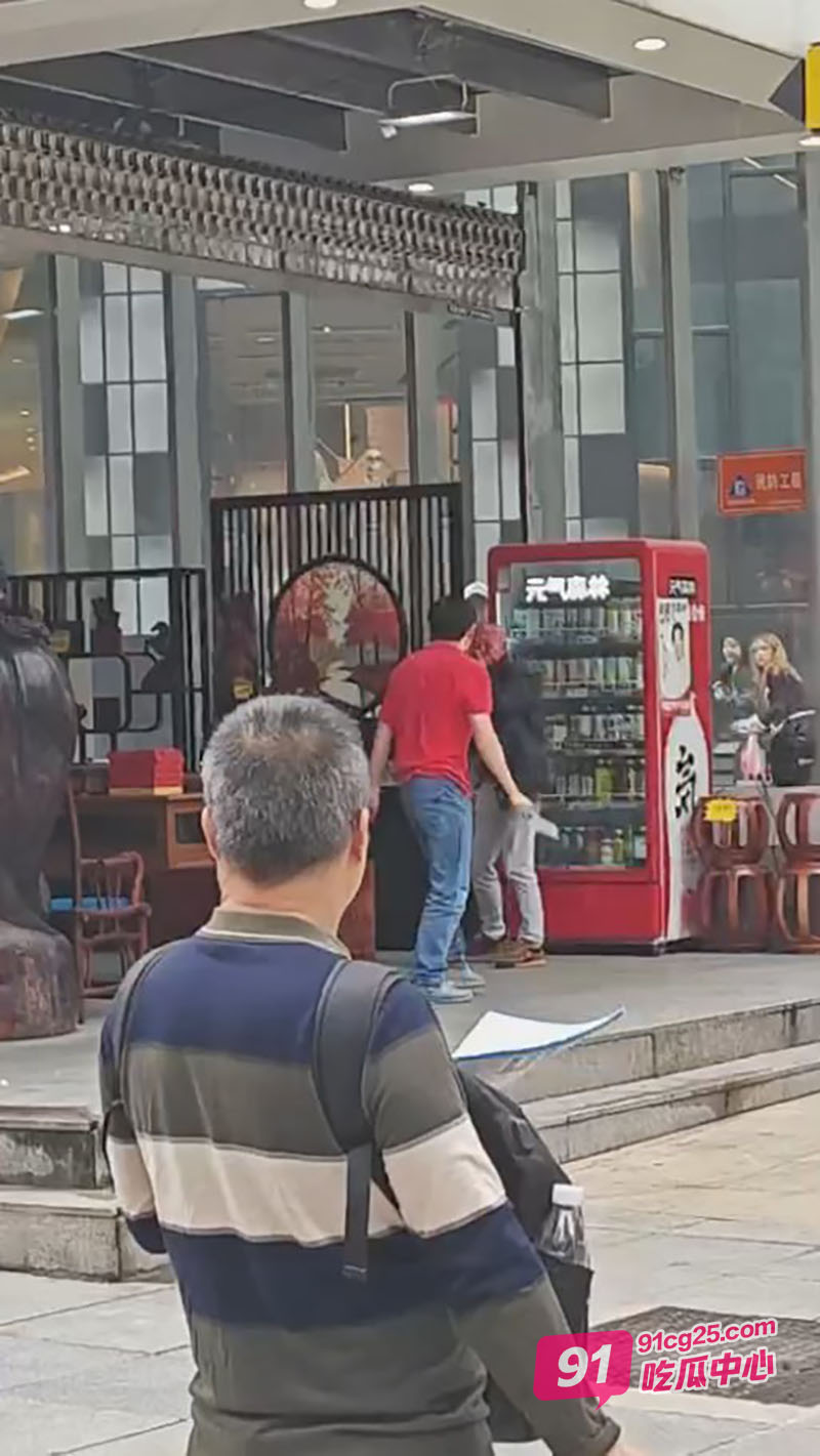 重庆男子持菜刀砍人 现场视频曝光 血腥慎入！ 配图2