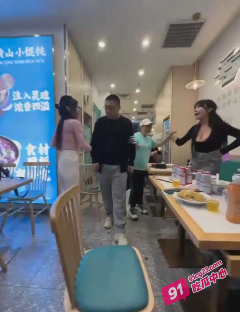 大黄山小混沌妹子大战 店内大打出手奶子乱晃 妹子直接被爆头！ 配图5