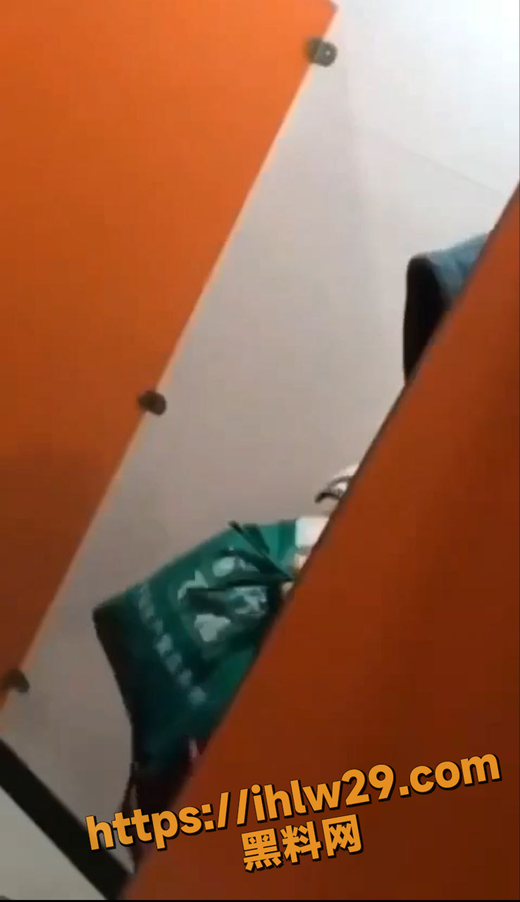 又是一个偷拍大神的陨落！大神在厕所呆的时间太长，被上厕所的女子发现叫人围堵