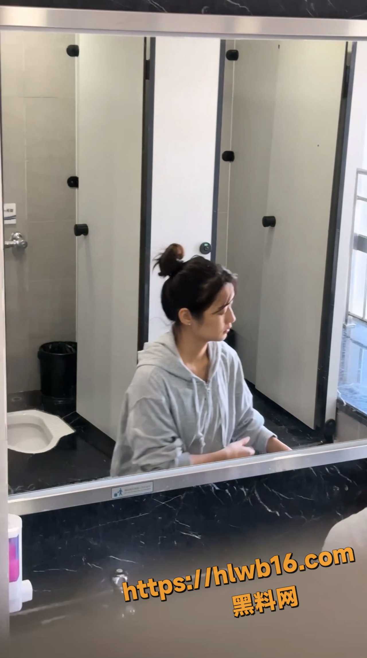 顶级大神厕所偷拍合集 多位高颜值女神 浓密的阴毛又黑又亮！