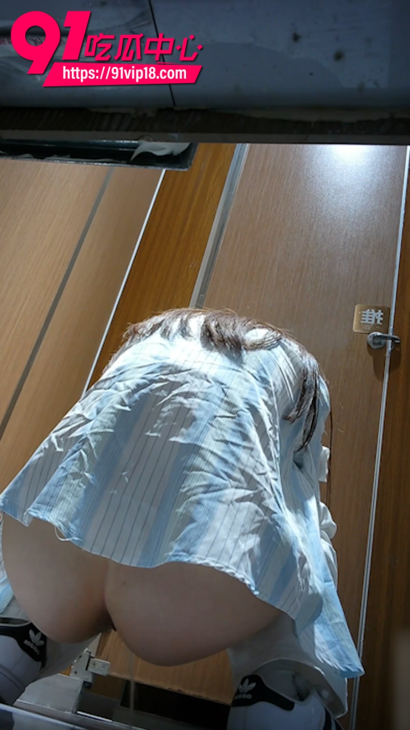厕拍大神在高校女厕安装针孔摄像头偷拍美女蹲坑1 厕拍大神在高校女厕安装针孔摄像头偷拍美女蹲坑1