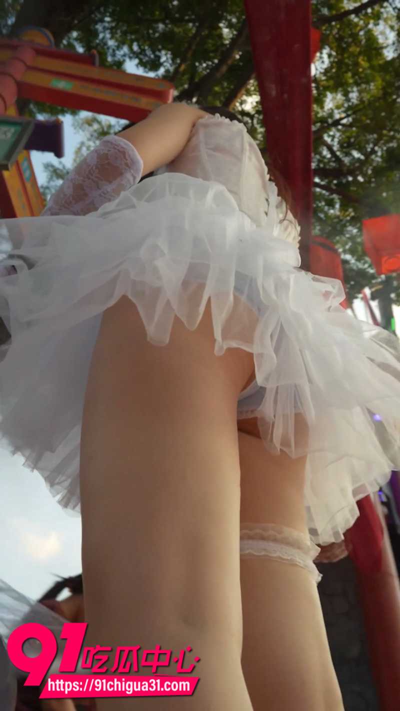 抄底大神极限偷拍游乐园NPC美女蓝色内裤4