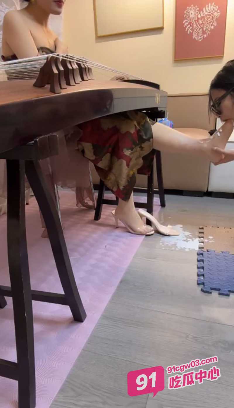 冷酷古筝女王调教女奴 下跪捧着高跟玉足倒上牛奶舔个不停 让人看得大快人心！ 配图3