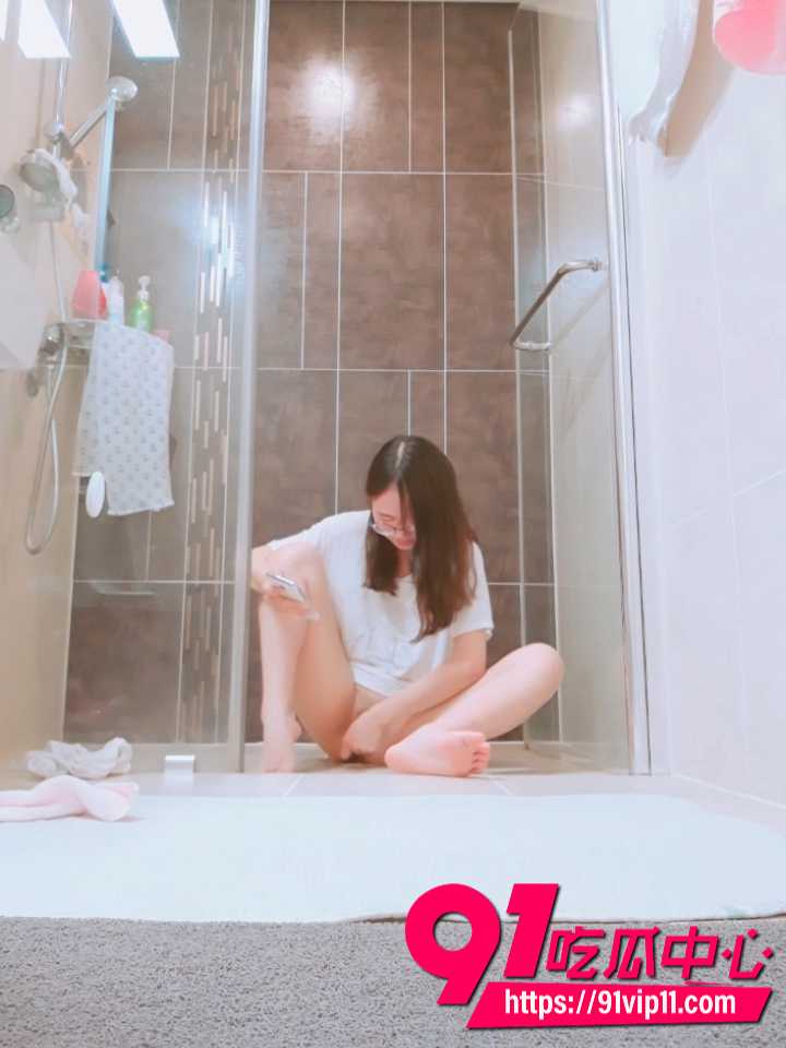 房东偷拍眼镜妹浴室看片自慰7