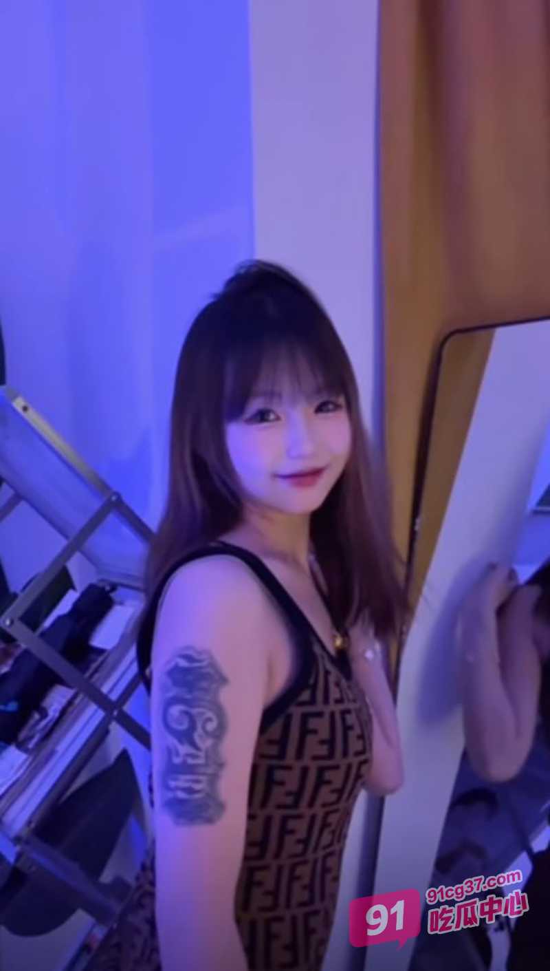 抖音萝莉系网红小侃 开腾讯会议裸聊视频曝光 手臂上纹身实锤！