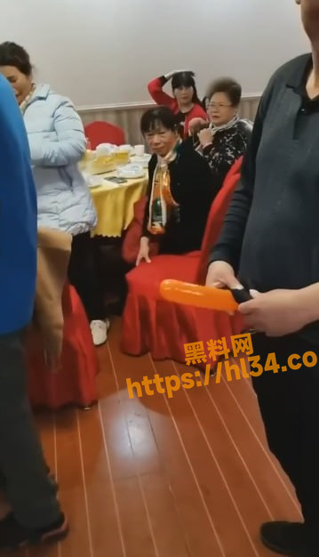 大爷大妈聚餐搞淫秽交易 还有几个黑丝长得挺漂亮 把气球当成鸡巴一边撸一边扣 ！