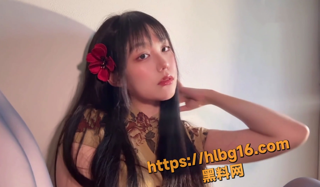 推特福利姬 yum_707玉米 艺校美女 7月最新资源火爆上线 黄色旗袍挑逗 露脸开档黑丝秀足交！