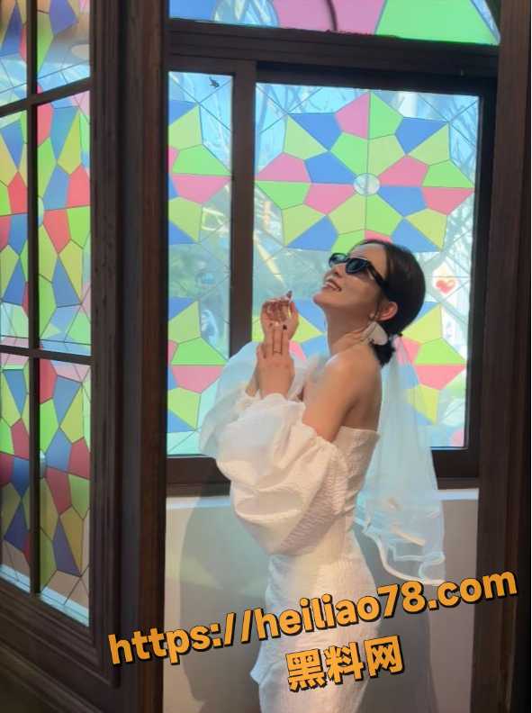 新婚少妇带证偷情 还边跟老公打电话边做爱 结婚证都被射满太刺激了