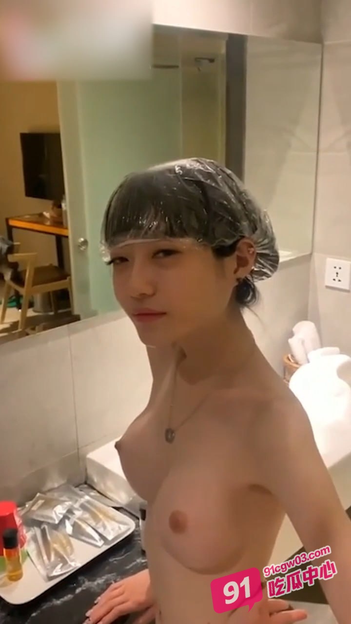大型潜规则现场 导演面试女演员床戏 进门就脱衣服给导演嗦鸡巴 配图5
