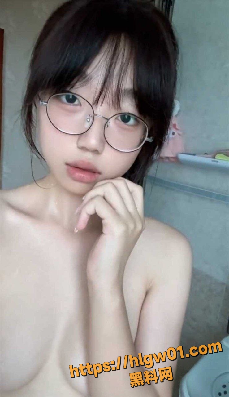 云南师范大学周晓琴自慰视频曝光！反差萝莉眼镜妹掰穴挑逗，淫水直流！