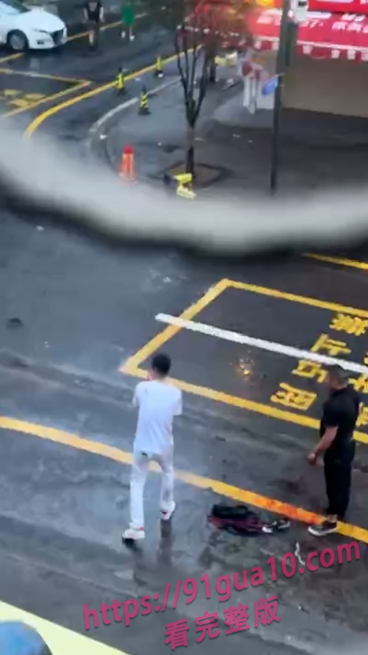 两男路边持砍刀互砍3