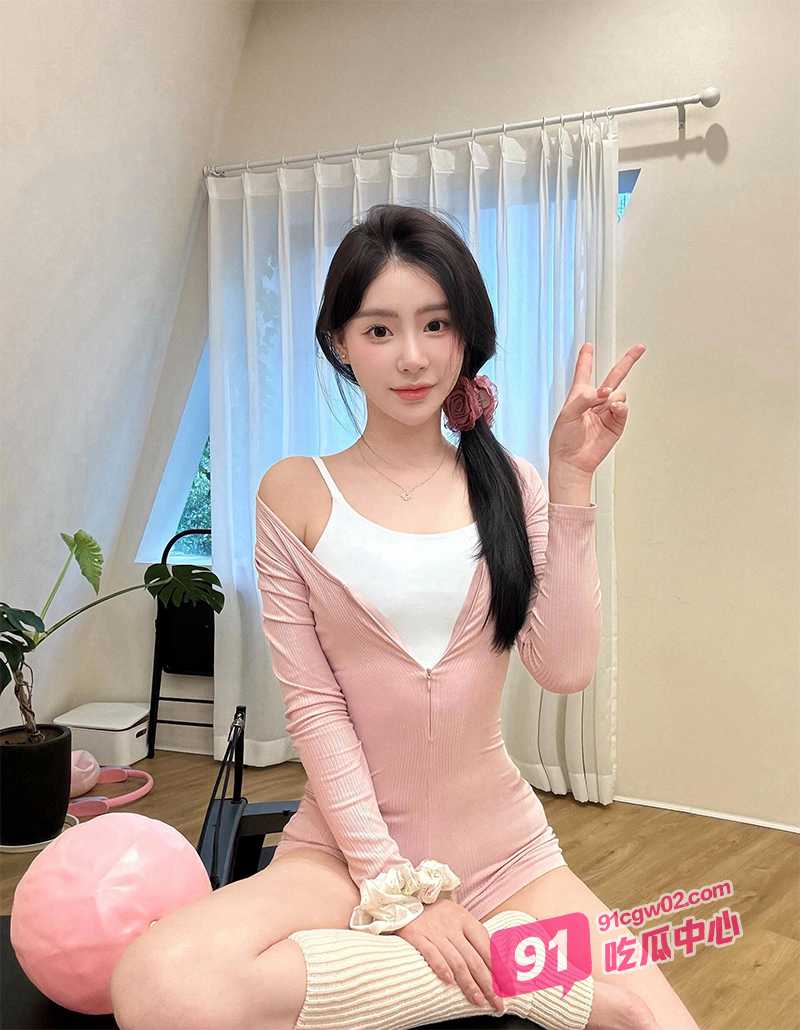 兄妹乱伦 妹妹想喝牛奶了 坚硬的肉棒沦为妹妹的早餐！ 配图3
