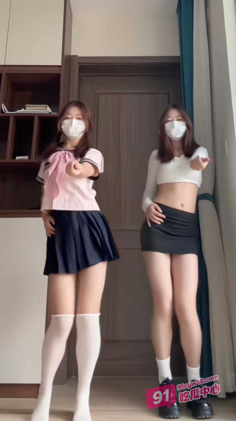 抖音13粉丝网红学生妹桃子 小姐姐双人舞 富哥版和抖音版居然还不一样？ 配图4