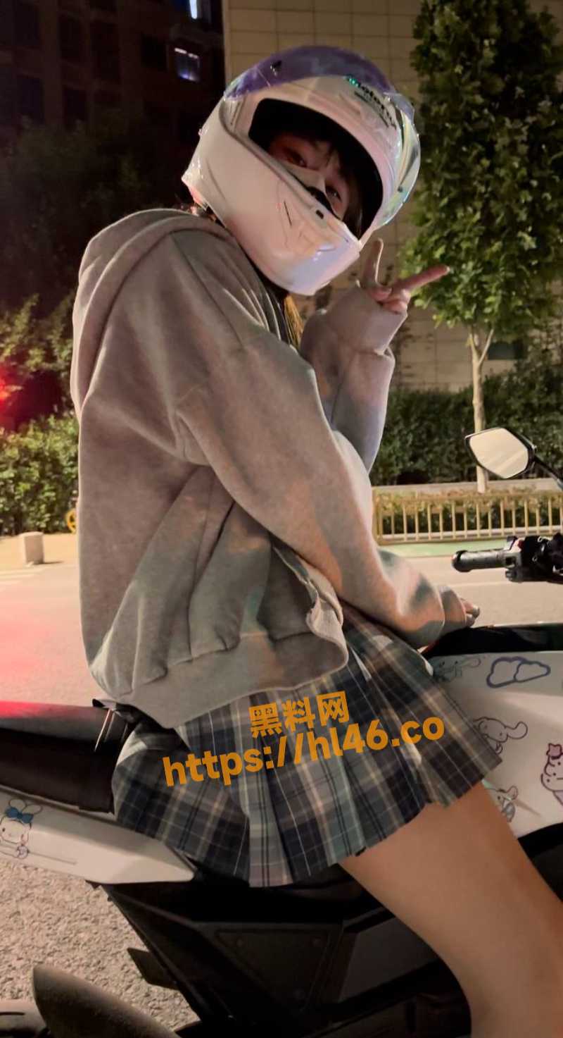 黄发少年遇到穿蓝色JK的机车小网红 刘XX 假借粉丝之名套近乎直接下药迷晕强上！