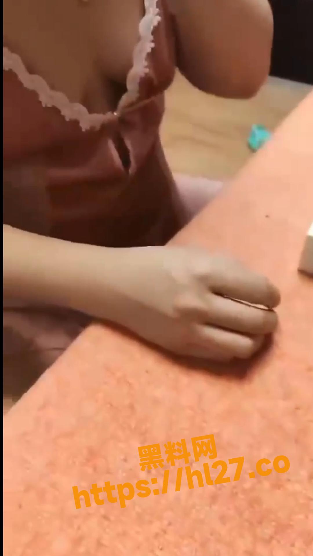 真会玩系列之脱衣麻将 美女输的裤衩都不剩了~