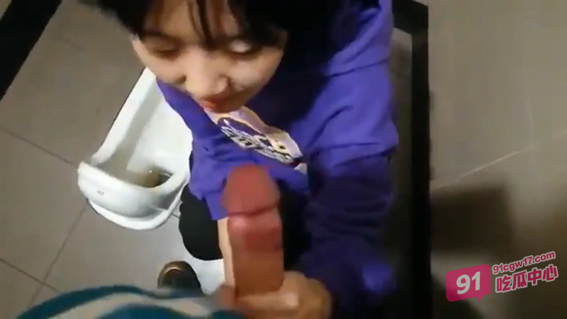 屌炸天 职校小情侣逛商场 试衣间里自拍口交 外面人来人往好刺激！