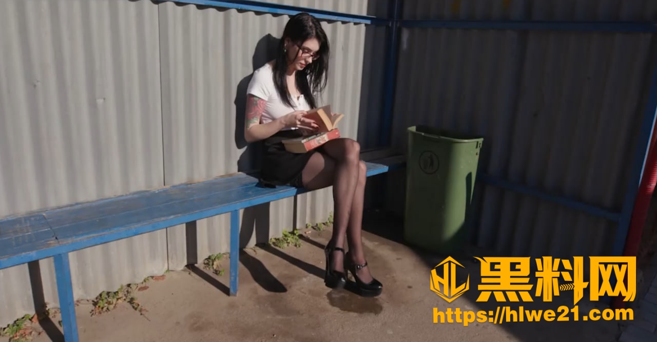 欧美剧情A片 黑丝短裙图书管理员 公交车上被侵犯到仓库轮奸 最后被抛弃在仓库