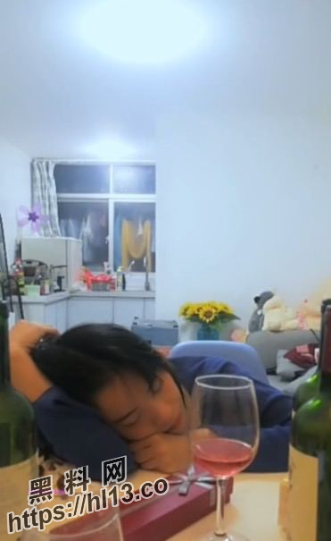 【真实乱伦】强奸女友性感白嫩美女表妹，失恋后来我家喝酒哭诉，趁女友不在她又喝醉，偷偷扒掉内裤干她，没插几下醒了拼命反抗，对白紧张刺激!