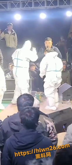 河北秦皇岛卢龙县 低俗表演吊车上吊 啤酒瓶开瓢 是生活不易还是这钱好赚 现场观众还挺多 这是为什么？