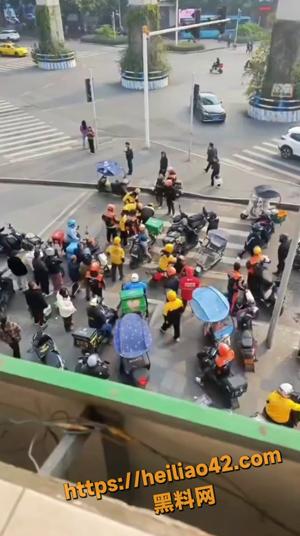 重庆美团外卖和淘宝闪购巅峰对决 双方呼朋唤友秒变群殴 当场打昏过去一个 现场实拍！