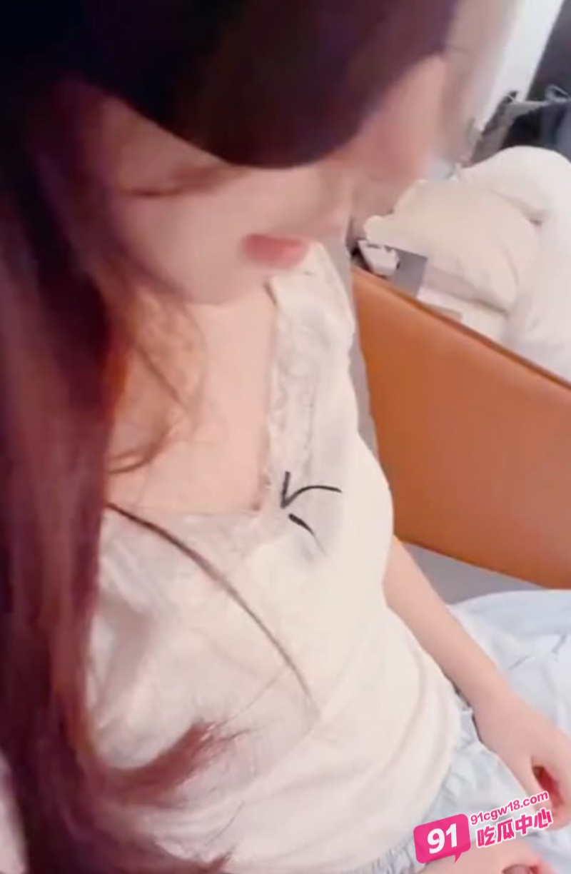 海角乱伦之哥哥我想要～舌吻亲哥哥再被壁咚 淫叫声超诱人~ 配图3