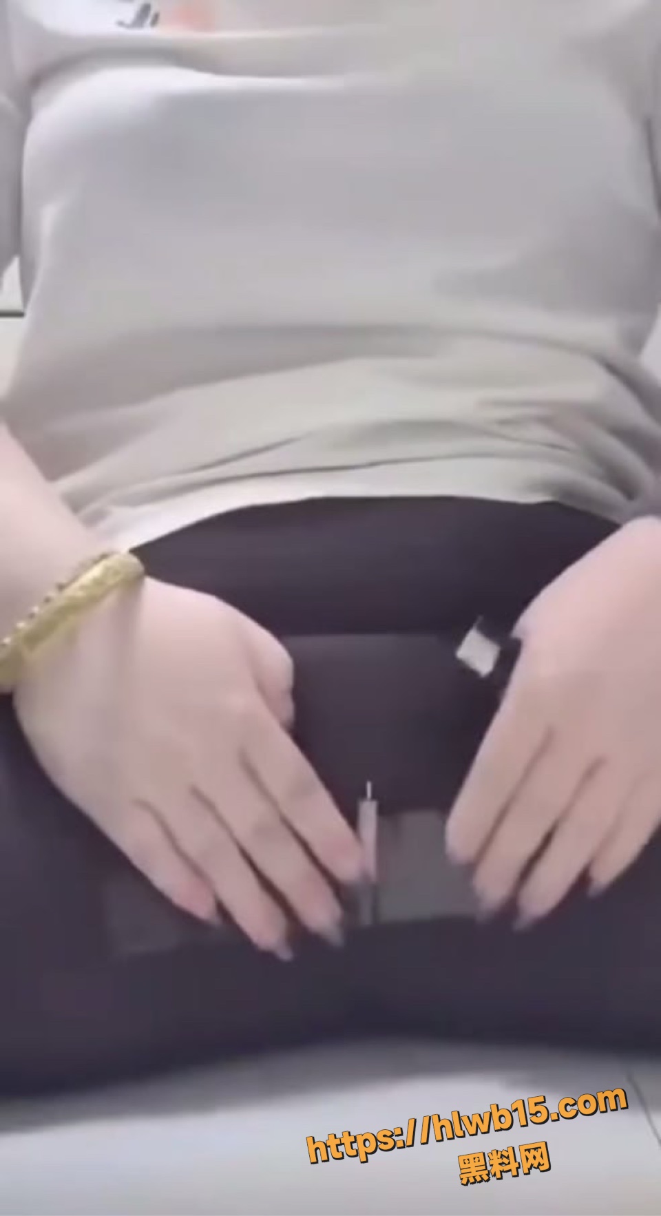 猎奇吃瓜炸裂 女子点燃鞭炮狂炸阴部 痛到满地打滚惨叫连连 这得有多变态啊！