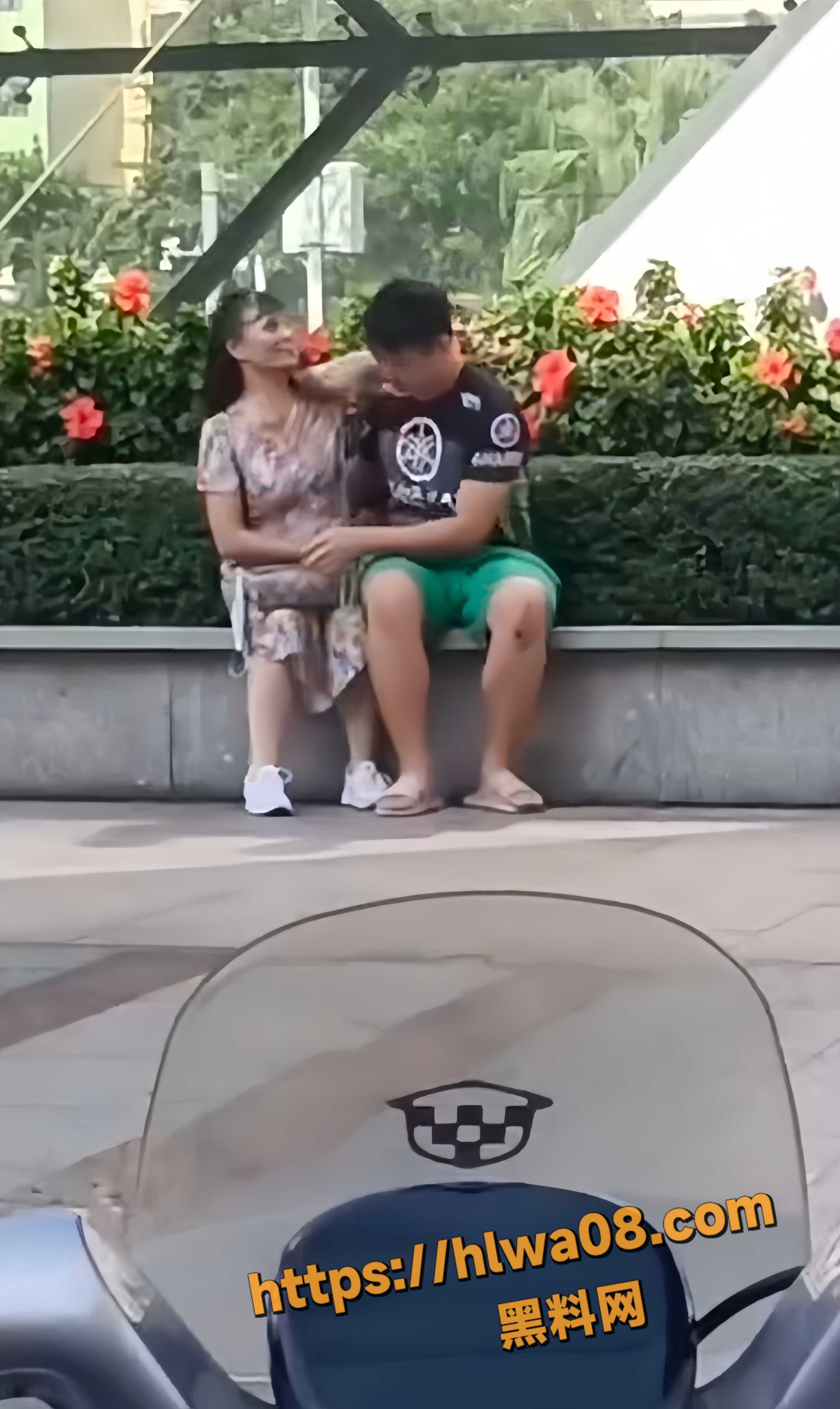 不想努力的小伙与饥渴的阿姨 大庭广众下上演扣逼大戏 也这太饥渴了吧！