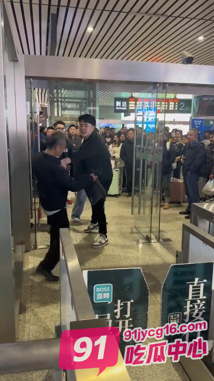 山东青岛猥琐老头胆大包天猥亵小姑娘！路人小伙仗义出手！ 配图4