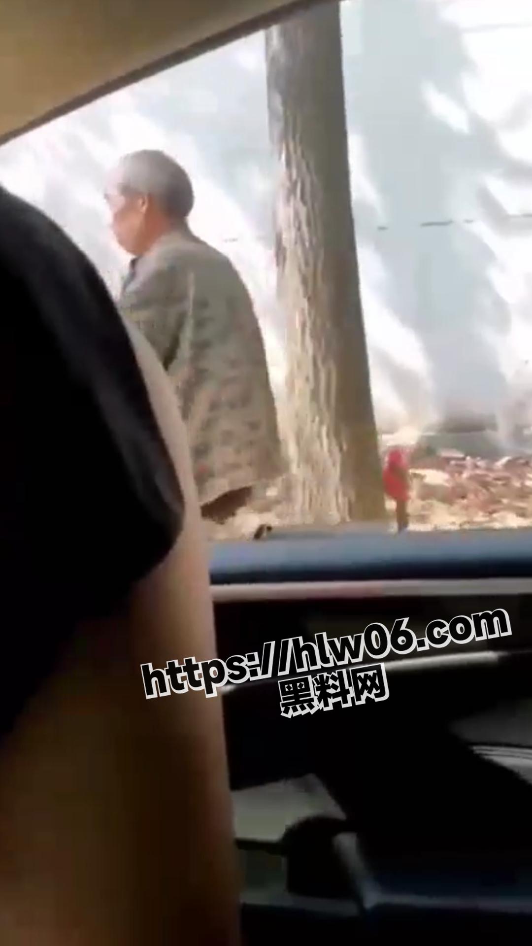 淫骚母狗车上对着路人玩露出 路上的大爷见状激动的不行差点出车祸！