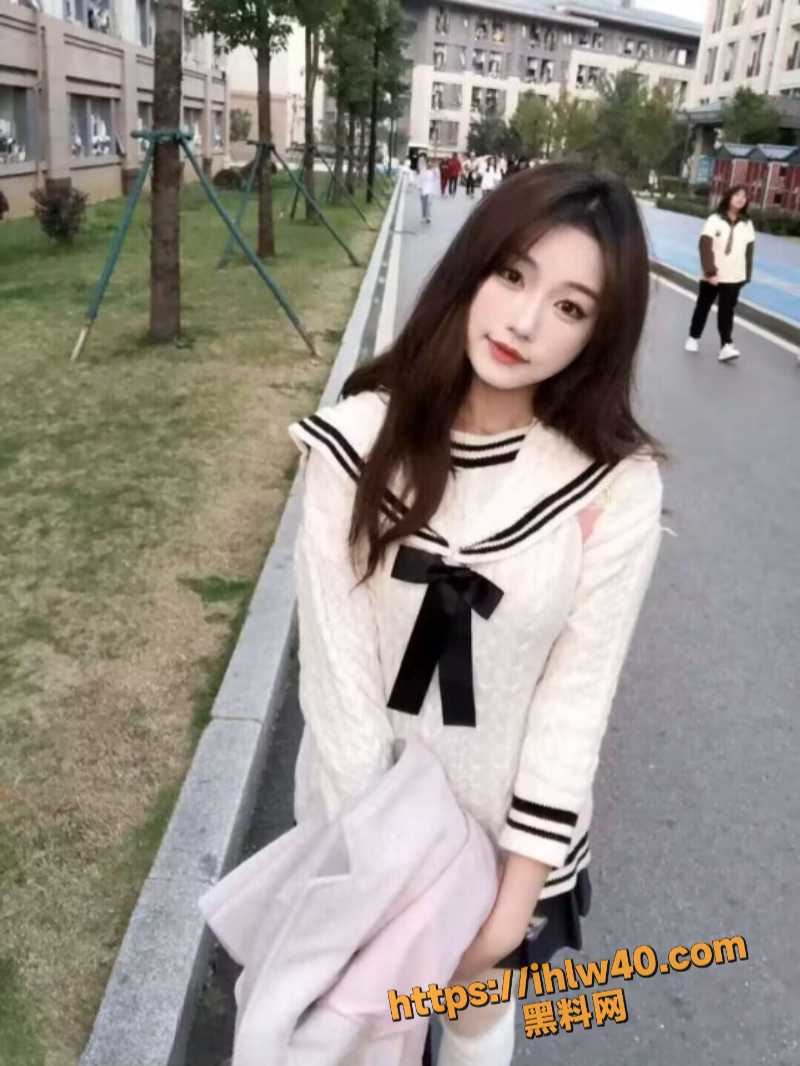 漂亮学妹成为富人泄欲的母狗 好大的两座拔地而起的峰峦 奶头好似山顶上未绽放的迎客松！
