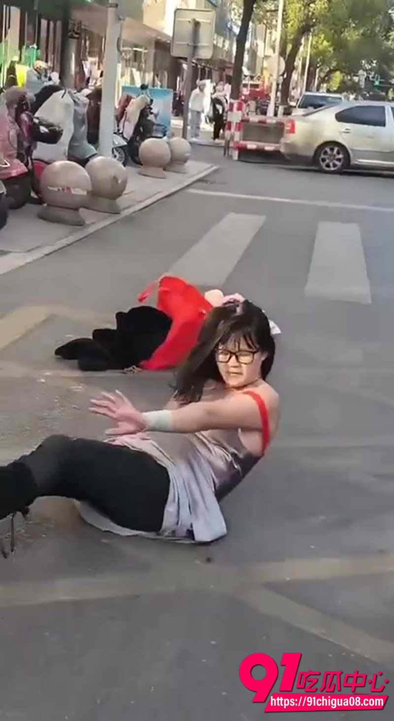 泰兴街头美女脱衣热舞 6