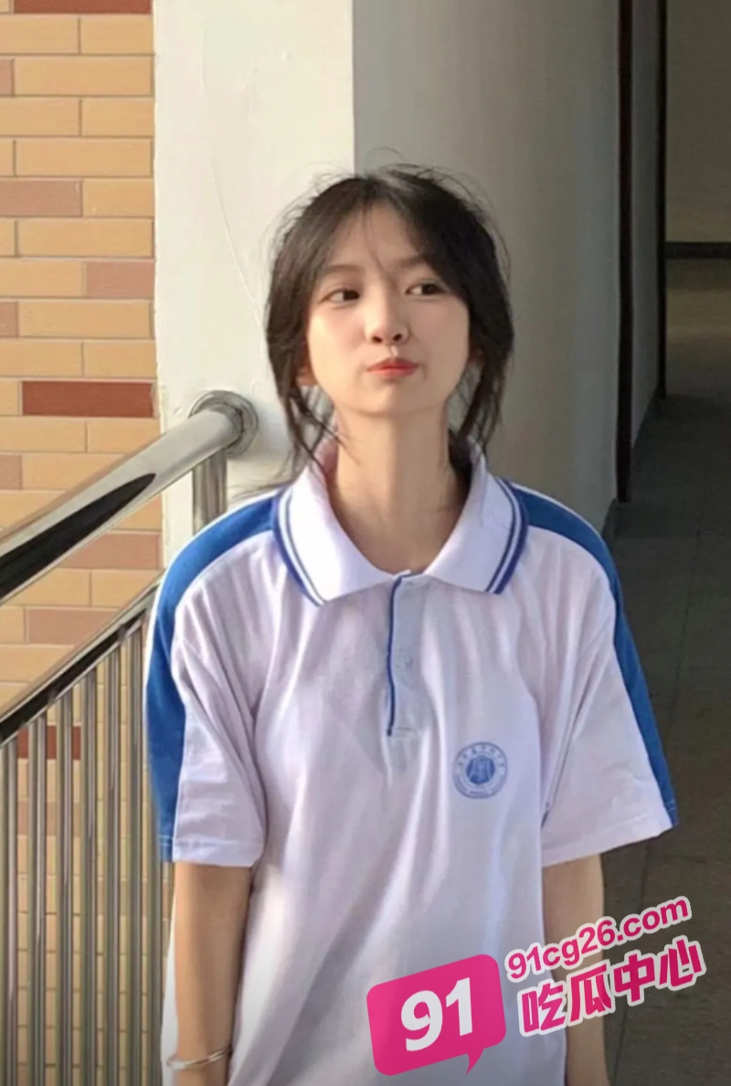 父女乱伦之和女儿的缠绵 途中她闺蜜打电话过来 惊险又刺激！ 配图3