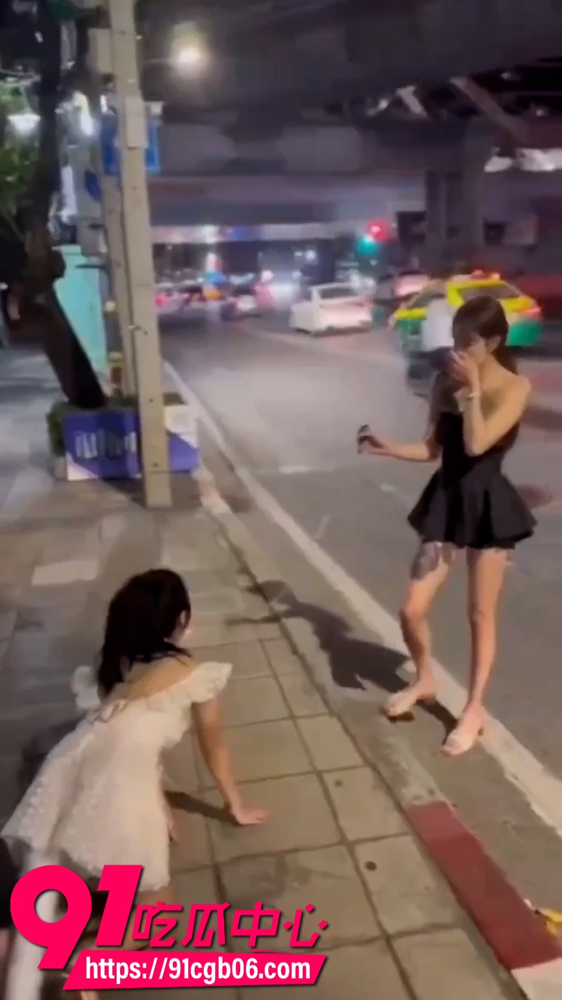 广东街头一名小仙女被拴上狗链户外爬行网页素材2改
